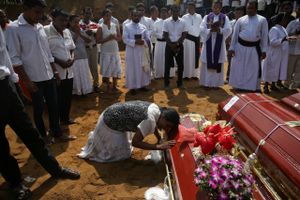 Efter søndagens bombemassakre i Sri Lanka, samler de sørgende sig ved nationale mindehøjtidligheder over hele landet, deriblandt ved St. Sebastian's Church, hvor flere end 100 blev dræbt søndag.