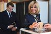 Emmanuel Macron stemmer sammen med sin kone Brigitte Macron. Foto: Eric Feferberg/AP