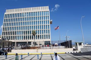 Mindst fem personer på USA's ambassade i Bogota indgår nu i det mysterium, som er blandt USA's højeste prioriteter at få opklaret.