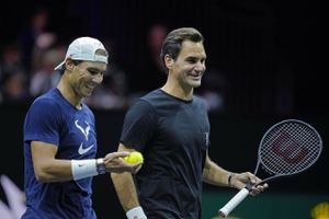 De mangeårige rivaler Roger Federer og Rafael Nadal spiller double sammen i Laver Cup fredag.