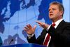 Selv om Danmark nok køres ud på et sidespor, har EU’s cybercrime center en dansk politimand, Troels Ørting Jørgensen, i spidsen. På et pressemøde i Bruxelles præsenterede den tidligere operative chef i PET tiltaget med EUkommissær Cecilia Malmström.