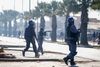 Katlehong-provinsen øst for Johannesburg i Sydafrika d. 12. juli. Politifolk med retning mod en folkemængde. Urolighederne sker i kølvandet på protester mod fængslingen af tidl. præsident Jacob Zuma. Foto: Ritzau/Scanpix