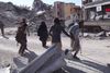 Nyhedsbureauet Reuters skriver, at mellem 200 og 300 udenlandske krigere fortsat opholder sig i Raqqa, mens 275 syrere fra Islamisk Stat har forladt byen i weekenden. Foto: Mezopotamya Agency, via AP