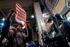 Aktivister demonstrerer mod Trumps nye indrejseregler foran indgangen til Terminal 4 ved John F. Kennedy lufthavnen i New York. Foto: Craig Ruttle/AP