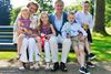 Den belgiske kronprins Philippe er voldsomt upopulær i medierne, fordi han er så reserveret. Siden han blev gift med Mathilde d’Udekem d’Acoz, og de to har fået børn (fra venstre: Elenore, Elisabeth, Emmanuel og Gabriel), er belgierne blødt lidt op. Den nye konges far, Albert II, opfordrer i går i sin afskedstale på tv belgierne til at støtte sønnen: »Jeg vil slutte med et ønske, som ligger mig meget på hjerte som konge og far: Samarbejd aktivt med den kommende kong Philippe og dronning Mathilde.« Foto: Benoit Doppagne/AP