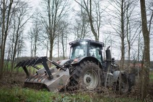 I en østjysk skov suser den 24-årige Martin Lund over den mudrede skovbund. På sigt håber den unge traktormekaniker at kunne overtage det firma, hans far startede for snart 11 år siden. 
