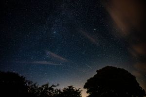 Den tilbagevendende meteorsværm Perseiderne topper natten mellen den 12. og den 13. august, hvor der er mulighed for at se op mod 100 stjerneskud i timen. DMI melder om gode chancer for klart vejr i det meste af landet. 