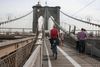 Newyorkerikonet Brooklyn Bridge fik en byens første cykelstier i 1971. I dag krydser over 3.000 cyklister dagligt den 131 år gamle hængebro. Foto: Henrik Lomholt Rasmussen