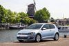 Den nye VW Golf TDI Bluemotion kan blandt andet kendes på kølergrillen med blåt logo. Den har xenonlys som standard. Foto: VW