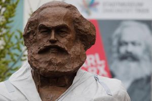 Statuen er en gave fra Kina. Foto: Reuters/Wolfgang Rattay