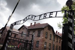 Koncentrationslejren Auschwitz-Birkenau nær Krakow, Polen. Lejren var i to afdelinger, den mindre Auschwitz (billedet) - et tidligere polsk militærkasernekompleks - samt den nærliggende væsentlig større Birkenau, som nazisterne opførte til formålet. Her indgangspartiet til Auschwitz-lejren. Foto: Morten Langkilde