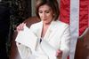 Pelosi rev en kopi af talen itu, mens præsidenten modtog bifald for talen i Kongressen. Foto: Reuters