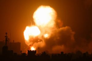 Mens spændingerne ved Tempelbjerget i Jerusalem vokser, har Israel mandag nat bombet våbenfabrik i Gaza.