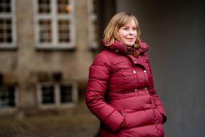 DF’s Søren Espersen er gået »over stregen« over for DR, mener kulturministeren. Hun advarer mod, at politikere forsøger at bestemme i redaktionslokalerne.