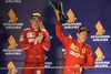 Charles Leclerc så en anelse betuttet ud, da Sebastian Vettel hævede trofæeet efter grandprix-sejren i Singapore. Foto: Roslan Rahman/AFP/Ritzau Scanpix