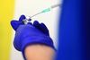 Den første delleverance af Pfizer/BioNTech-vacciner til Danmark forventes at udgøre 10 pakker fordelt på i alt 9.750 doser, som fordeles og anvendes i de fem regioner. Foto: Lindsey Parnaby/AFP