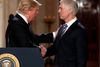 Neil Gorsuch (th.) kalder Donald Trumps udtalelser for nedslående og demoraliserende. Foto: Carolyn Kaster/AP