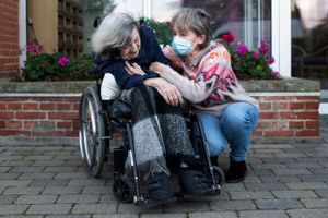 Ældre Sagen og Alzheimerforeningen kritiserer restriktioner, som begrænser besøg i ældres eget hjem på plejecentre til et enkelt familiemedlem. Institut for Menneskerettigheder vurderer, at der er tale om forskelsbehandling af ældre.