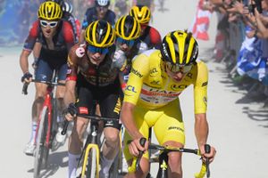 Team Ineos blev kendt for deres kontrollerede og dominerende stil, mens briterne vandt Tour de France syv af otte gange frem til 2020. Nu er feltets rigeste hold blevet tvunget til at praktisere en ny strategi, der er mere seværdig, men også mindre sikker.
