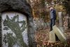 Hans Olav Christensen, der bor uden for Randers, ville mandag eftermiddag se skaderne på de jødiske gravsten på Østre Kirkegård. Foto: Casper Dalhoff