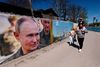 Anneksionen af Krim i 2014 var Vladimir Putins stjernestund. Her ses et banner med præsidenten i byen Simferopol på halvøen. Foto: Alexey Pavlishak/Reuters