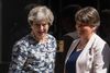 Premierminister Theresa May tager imod lederen af DUP, Arlene Foster, i Downing Street 10. Foto: Dominic Lipinski/AP