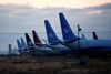Boeing har fundet en fejl i den software, der anvendes i 737 MAX-flyene. Flytypen har siden marts 2019 haft forbud mod at gå i luften efter to fatale styrt. Begge ulykker menes at være forårsaget af en ændring i flyenes advarselssystem. Her ses en række parkerede 737 MAX-fly ved et Boeing-anlæg i Grant County International Airport i Moses Lake, Washington, I - Foto: Lindsey Wasson/Reuters