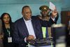 Kenyas højesteret stadfæstede mandag, at Uhuru Kenyatta vandt præsidentomvalget i sidste måned. Kenyatta indsættes officielt om en uge. Foto: Ben Curtis/AP