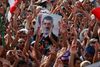 Tilhængere af den afsatte præsident Mursi demonstrerer fortsat i Cairos gader for at vise deres støtte. Foto: Nasser Shiyoukhi/AP