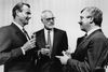 Prins Henrik i selskab med daværende udensrigsminister Uffe Elleman-Jensen i september 1985. I midten ses Ecco-skimportøren Rolf Nilsson. Foto: Mik Eskestad