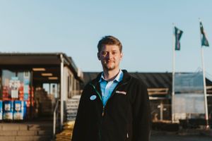 De seneste 30 år har budt på alvorlig butiksdød blandt dagligvarebutikker i danske landsbyer, men nu vender de lokale købmand tilbage til de små byer – på folkeaktier. Butikkerne er essentielle for sammenhæng, foreningsliv og jobskabelse i lokalsamfundene, peger aktørerne på og kalder tendensen »andelsbevægelsen 2.0«.