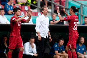 De danske landsholdsspillere hylder reglen om fem indskiftninger, og det samme gør trænerteamet. Danmark er det hold, der har skiftet ud flest gange under EM.