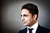Mnister for Børn, Ligestilling, Integration og Sociale Forhold, Manu Sareen (R), har ikke tiltro til Venstres forslag om at lade mobning koste af børnechecken.