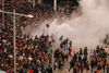 Demonstranter støder sammen med politiet uden for El Prat-lufthavnen i Barcelona. Foto: Pau Barrena/AFP