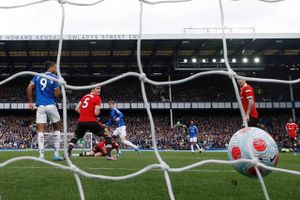 Manchester United mistede et skridt i kampen for en Champions League-plads, da holdet tabte 0-1 til Everton.