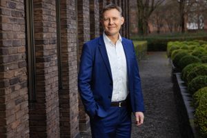 Forbedrede økonomiske udsigter for USA og Europa har fået landets største bank, Danske Bank, til at anbefale investorerne at skrue op for deres aktieeksponering.