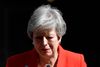 En følelsesladet Theresa May meddelte fredag formiddag sin afgang. Foto:Toby Melville/Reuters