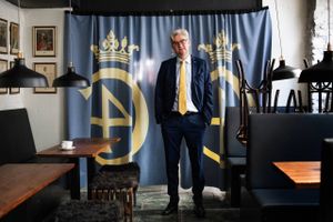 Vi kaster penge ud ad vinduet i øjeblikket, siger konservativ finansordfører, mens liberal partileder frygter, at erhvervslivet er ved at blive morfinafhængig af statsstøtte. De blå partier har alligevel skrevet under på coronahjælpepakkerne, hvor det er svært at få øje på de borgerlig-liberale aftryk. Hvorfor? Og hvad er egentlig de liberale løsninger i den aktuelle krise? Søren Pind har en vild idé.