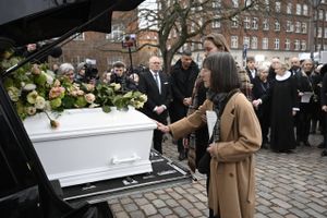 Den berømte forfatter og journalist Lise Nørgaard blev bisat lørdag eftermiddag. Du kan genlæse Jyllands-Postens livedækning af arrangementet herunder.