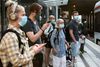 De fleste Aarhusianere følger kravet om mundbind i den Kollektive trafik, på Banegården i Aarhus, mandag den 10. august 2020. Foto: Kasper Heden Andersen