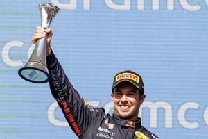 Formel 1-køreren Sergio Perez håber, han får lov til og mulighed for at køre efter sejren i sit hjemland.