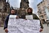 To asylsøgere, Mohamad fra Libanon (t.v.) og Nabil fra Marokko, undskyldte foran domkirken i Köln andre asylsøgeres opførsel i byen nytårsnat. Foto: Martin Meissner/AP