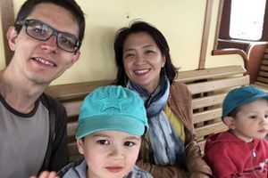 Som kvantefysiker arbejder Christian Flindt i Helsinki. Her bor han sammen med sin japanske hustru og to sønner, der taler ikke færre end fire sprog.