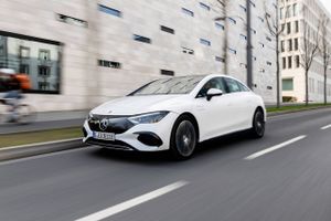 Første test af den nye Mercedes EQE afslører en kompetent elbil, der både har lang rækkevidde, overlegen komfort og som er på markedet lang tid før konkurrenterne. 