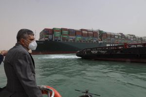 Et stort containerskib, der har sat sig fast på tværs af Suez-kanalen i Egypten, blokerer stadig for massevis af fragtskibe, og det kan ramme flere brancher, bl.a. bilindustrien, fortæller chefanalytiker.
