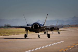 Ansat på amerikansk flybase kommer med nye, kontroversielle oplysninger om støj fra kampfly.