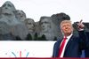 Donald Trump ved ankomsten til uafhængighedsdagsfesten ved Mount Rushmore i South Dakota. Foto: Saul Loeb/AFP