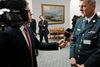Forsvarschefen, general Peter Bartram, måtte i går erkende, at forsvaret har givet forkerte oplysninger i videosagen fra Irak. Men ingen har handlet i ond tro, siger han. Polfoto: Jens Dresling
