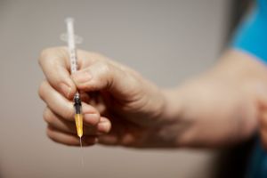 Overlæge ser en sammenhæng mellem faldende coronasmitte blandt de ældste og tilbud om ekstra vaccinestik.