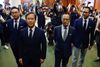 De tidligere parlamentsmedlemmer Alvin Yeung, Kwok Ka-ki, Kenneth Leung og Dennis Kwok taler med medier, umiddelbart efter at de er blevet ekskluderet af parlament. Foto: Tyrone Siu/Reuters